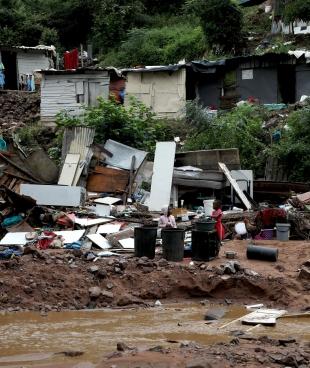 Vue d'une habitation détruite suite aux inondations. Afrique du Sud. 2022.