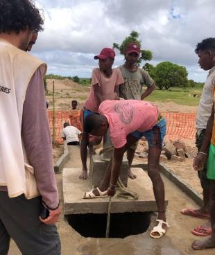 Les équipes eau et assainissement de MSF tirent de l'eau d'un puits qu'elles ont construit dans le village d'Ifotaka.