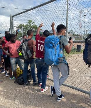 Des migrants attendent un bus à San Vicente. Panama.