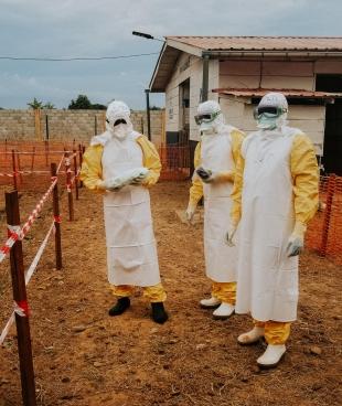 Un médecin MSF et deux travailleurs du ministère de la Santé congolais devant le centre de traitement Ebola de Wangata. République démocratique du Congo.