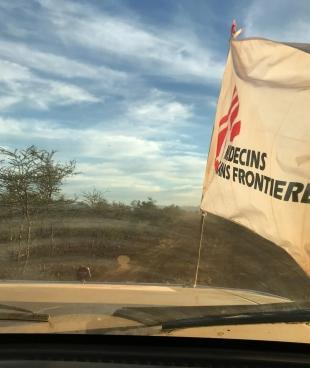 Vue d'un drapeau MSF depuis un véhicule de l'association à Madagascar.