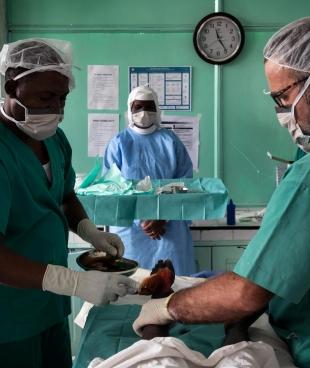 Les chirurgiens de MSF prodiguent des soins à un jeune patient victime d'un accident de moto. MSF a suspendu ses activités à la fin du mois de mars pour se concentrer sur la libération de ses membres.