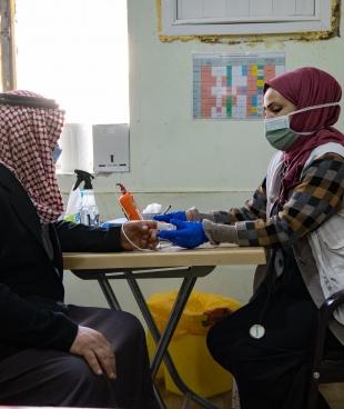 Une infirmière MSF examine un patient atteint d'une maladie chronique à Hawija. Irak. 2022.