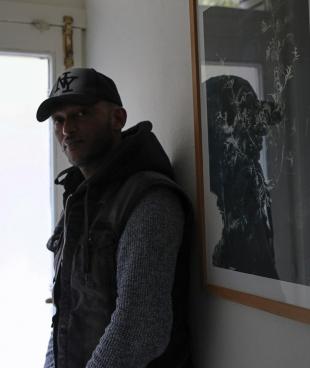 John vit et travaille maintenant en Belgique après presque trois ans passés en Libye où il a été détenu dans quatre centres de détention successifs. Les équipes de MSF sont restées en contact avec lui et l'ont interrogé à plusieurs reprises après leur première rencontre en 2019 au centre de détention de Gharyan al-Hamra. Belgique. 2021.