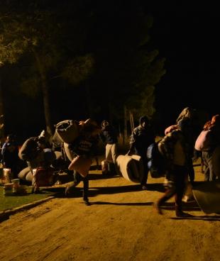 Transfert de réfugiés du centre de détention de Dhar al-Jebel organisé par l'OIM dans le cadre de son programme de retour volontaire, dans lequel les gens peuvent rentrer dans leur pays d'origine par avion. Les voies légales de sortie de Libye sont très limitées. Certains demandeurs d'asile ont le sentiment de ne pas avoir d'autre choix pour quitter le pays et rejoindre l'Europe que de traverser la Méditerranée, une route migratoire mortelle. Libye 2019.
