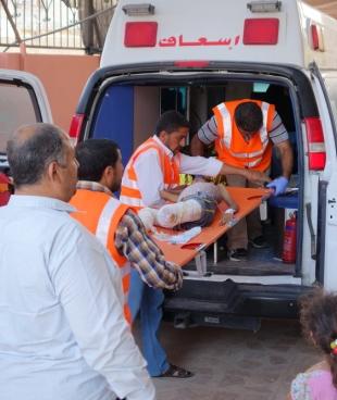 Une petite fille blessée à la jambe par une explosion près d'une ligne de front est référée vers un autre hôpital après avoir été stabilisée par MSF à Mossoul Ouest. @Jacob Kuehn/MSF