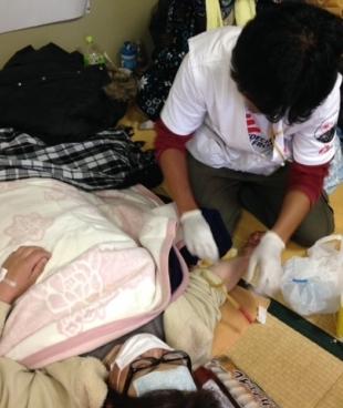 Un infirmier MSF prodigue des soins à un patient dans un refuge de la région de Minamiaso.