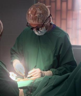 Une opération chirurgicale au Bardnesville Junction Hospital dans la périphérie Monrovia au Liberia en janvier 2018.