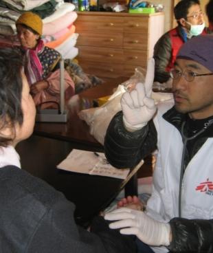 Consultation du Dr Yoshitaka Nakagawa dans un centre d'accueil de Kesennuma le 17 mars 2011