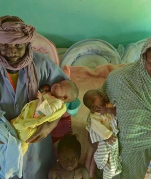 Les quadruplés nés en janvier avec leurs parents dans le camp de Mbera Mauritanie en mars 2014.