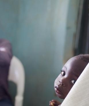 Housseni a 1 an et 5 mois. Sa mère a déjà perdu un enfant et elle ne savait pas à l'époque que c'était à cause d'un empoisonnement au plomb.