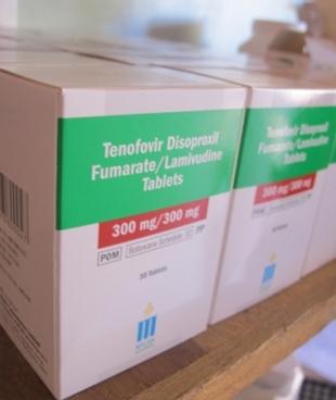 Les malades du sida dans les pays en développement sont privés des innovations thérapeutiques qui pourraient leur sauver la vie. MSF refuse la pratique courante des sociétés pharmaceutiques qui commercialisent en Afrique en Asie et en Amérique Latin