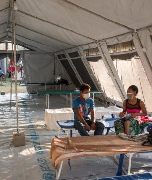 Les patients affectés par la peste sont mis en quarantaine et hébergés dans des tentes.
