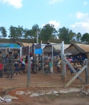 Le nouveau camp construit en 2007 est entierement ferme par des barbeles et controle par des militaires.