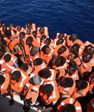 Des naufragés secourus en mer par le Bourbon Argos en juin 2016.