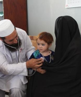 Consultation pédiatrique par un médecin MSF à l'hôpital de Sadda Agence de Kurram zones tribales sous administration fédérale. MSF