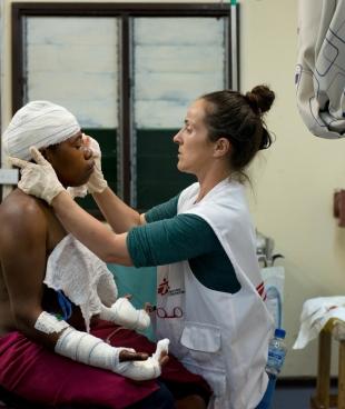 Une femme prise en charge par MSF à l'hôpital de Tari en Papouasie Nouvelle Guinée en décembre 2015. Elle est venue se faire soigner après avoir été agressée par son mari.