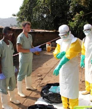 Une équipe MSF de lutte contre Ebola à Freetown en Sierra Leone.