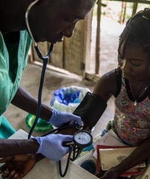 Aminata a survécu au virus Ebola. Alex infirmier MSF lui fait passer un test sanguin lors d'une visite de surveillance dansle village de Mabekoh en Sierra Leone. La fin de l’épidémie d’Ebola a été officiellement annoncée en Sierra Leone le 7 nov