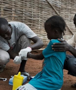 Une enfant est testée pour le paludisme. Octobre 2014 Nord Bahr el Ghazal Soudan du Sud Jacob Zocherman