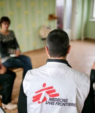Un psychologue MSF tient une session de soutien psychologique collective avec des civils à Avdiivka où de violents combats ont forcé de nombreux civils à quitter la ville en 2014 2015.