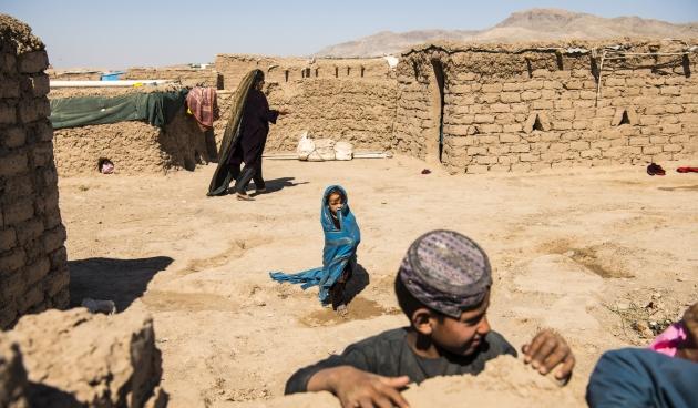 On estime que 150 000 personnes ont fui les combats et une sécheresse, et se sont réfugiées dans des camps à Herat en 2018. C'est dans cette ville du nord-ouest de l'Afghanistan que se trouve un hôpital régional couvrant les provinces de Herat, Farah, Badghis et Ghor, touchés par une intensification du conflit et une vague de sécheresse.