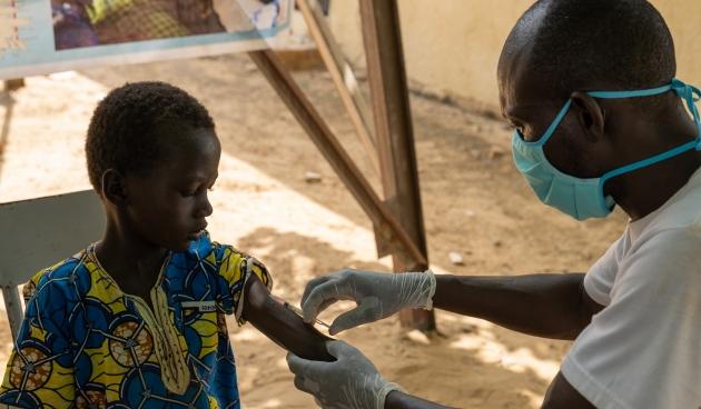 Un infirmier vaccine un enfant à Boureim Inaly. La campagne de vaccination avec le ministère de la Santé vise à vacciner 95% des enfants âgés de 6 mois à 14 ans contre la rougeole.