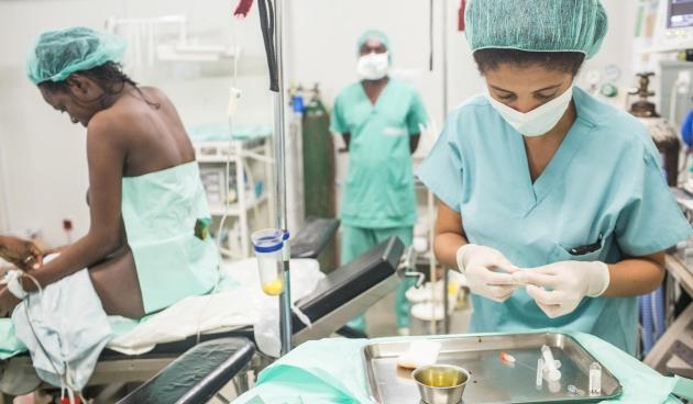 Une anesthésiste prépare une péridurale avant une césarienne dans le bloc opératoire du Centre de Référence en Urgence Obstétricale (CRUO) de MSF à Port-au-Prince, Haïti, en octobre 2015.