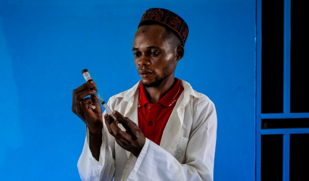 Un infirmier MSF prépare un vaccin contre la rougeole