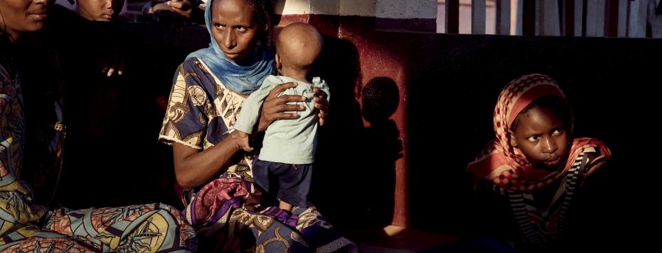 Awa Moussa, 30 ans, mère de huit enfants, s'occupe de bébé Bilal, 6 mois lors d'une activité récréative à l'hôpital de Bambari en République centrafricaine, le 3 décembre 2020.
