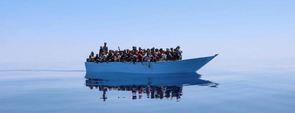 Une embarcation avec 93 personnes à son bord tente de traverser la mer Méditerranée pour rejoindre les côtes européennes. Elles seront secourues le 12 juin par les équipes de MSF en charge des opérations de recherche et de sauvetage à bord du Geo Barents. 