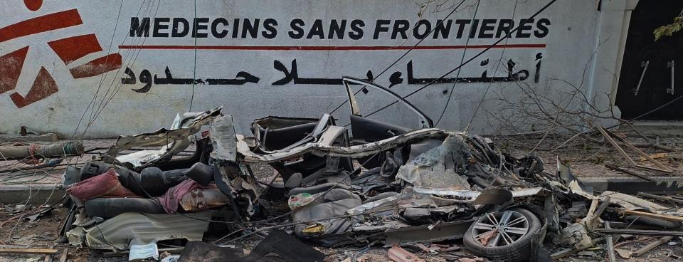 Vue d'une voiture MSF détruite devant la clinique MSF de Gaza