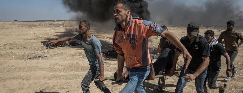 Manifestation du 14 mai contre l'ouverture de l'ambassade américaine à Jérusalem. Un manifestant vient d'être touché à la jambe. Bande de Gaza. 2018.