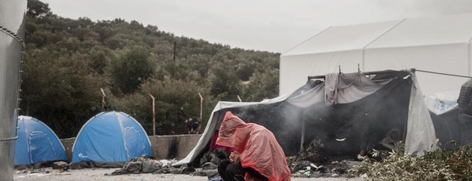 Un réfugié Afghan s'agenouille à Moria alors qu'il attend ses papiers, sur l'île de Lesbos. 