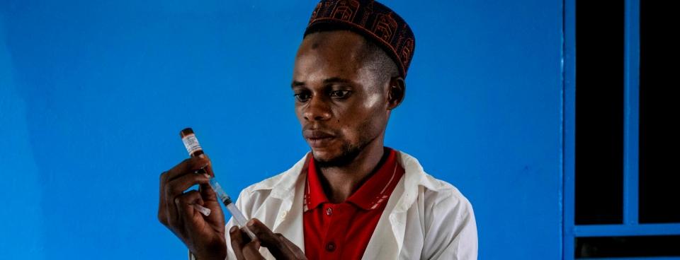 Un infirmier MSF prépare un vaccin contre la rougeole