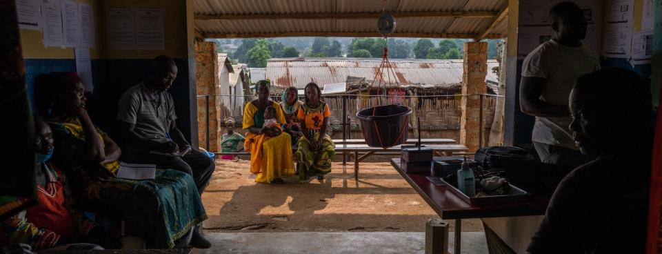 Un membre des acivités externes de MSF conduit une séance de formation pour le personnel de santé du village de Nzacko. Juillet 2021.