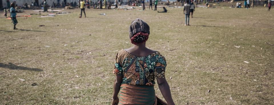 Agrippine, veuve déplacée de 53 ans, marche au sein du site informel de déplacés du stade de Rugabo, dans le centre de Rutshuru.