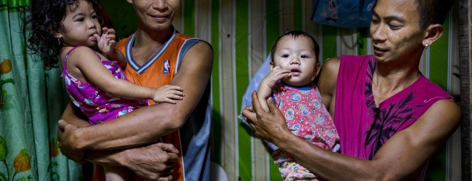 Des membres d'une famille à leur domicile lors d'une visite MSF. Tondo, Manille. Philippines.