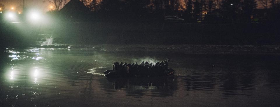 A rubber boat leaving the French coasts to England