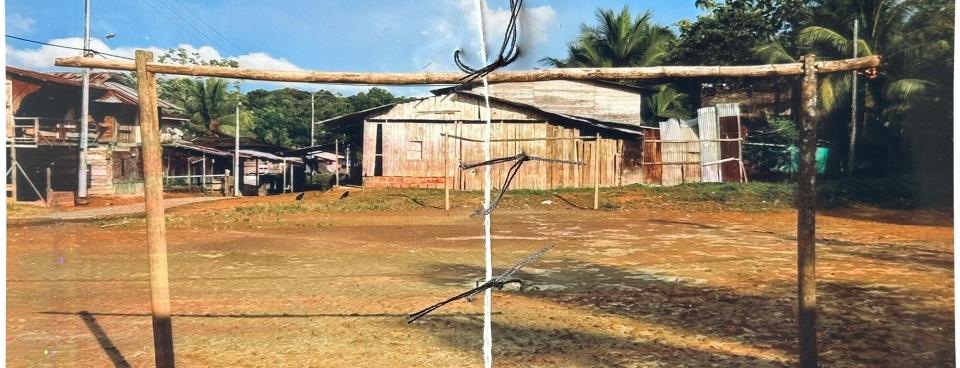 Photographie d'un terrain de football sur lequel les chefs de la communauté de Chacajo, dans la région du Chocó, ont été assassinés par un groupe armé. Le tirage a été découpé puis recousu par une guérisseuse traditionnelle dans le cadre d'un projet artistique encadré par la photographe Fernanda Pineda.