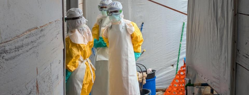 Des membres des équipes MSF et du ministère de la santé dans la zone rouge du centre de traitement d’Ebola de Kitatumba où ils vont décontaminer une chambre après le décès d’un patient souffrant d’Ebola. 