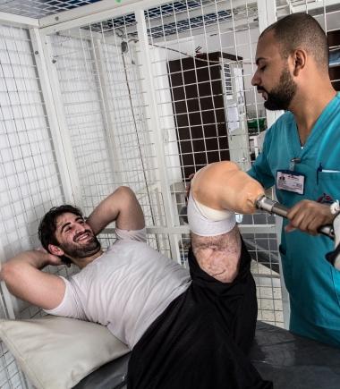Cet homme est un Syrien de 23 ans. Il a étudié le droit à Damas. Il était parmi les premiers révolutionnaires à Deraa, dans la brigade de l'ASL. C'est la troisième fois qu'il est blessé, une bombe lui a enlevé la jambe. Hôpital MSF de chirurgie reconstructrice à Amman, en Jordanie, avril 2016. 