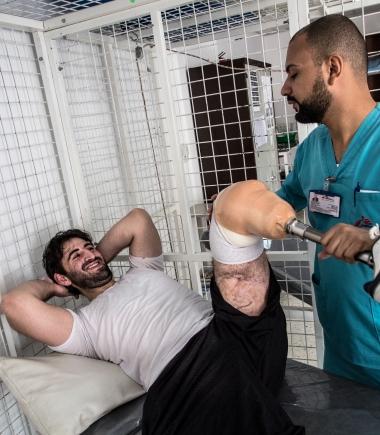 Cet homme est un Syrien de 23 ans. Il a étudié le droit à Damas. Il était parmi les premiers révolutionnaires à Deraa, dans la brigade de l'ASL. C'est la troisième fois qu'il est blessé, une bombe lui a enlevé la jambe. Hôpital MSF de chirurgie reconstructrice à Amman, en Jordanie, avril 2016.