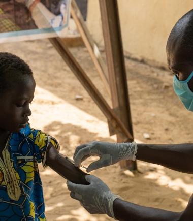 A Boureim Inaly au Mali, un enfant se fait vacciner contre la rougeole