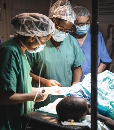 Des équipes MSF en salle d'opération à l'Hôpital Immaculée Conception des Cayes. Haïti. 2021.