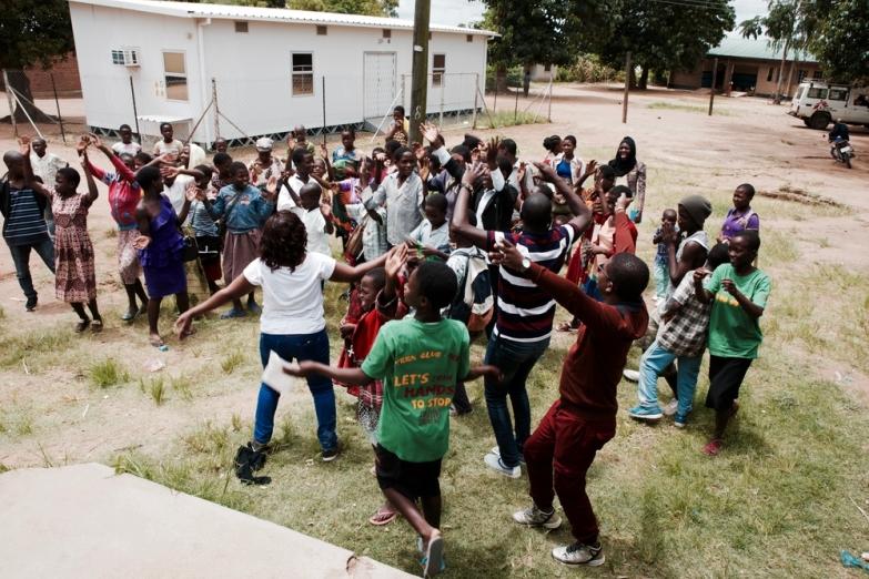 Les participants du Teen club dansent et chantent ensemble à la fin de la journée. Mars 2020. Malawi.