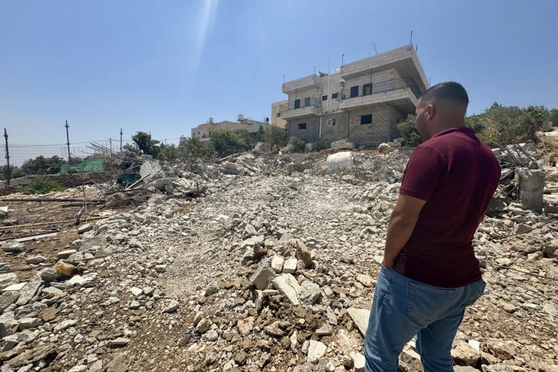 « C’était ma maison de famille, elle faisait 250 mètres carrés, le 14 mai, ils [l’armée israélienne] l’ont rasée sans aucun avertissement. Quand je suis revenu, j’avais tout perdu, toutes les économies de ma vie était dans cette maison », Maher Ubayat, un habitant du village de Kisan. Cisjordanie, août 2025