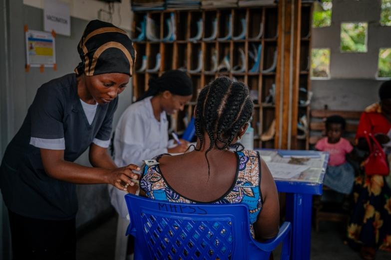 Un an après les coupes budgétaires américaines, des conséquences dévastatrices pour la santé mondiale et l’aide humanitaire  