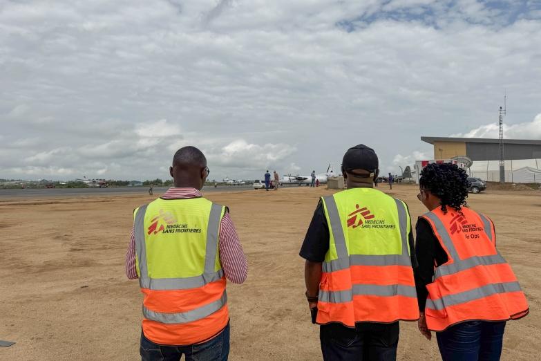 Un camion de MSF est en cours de chargement à l'aéroport de Bunia avec du matériel d'urgence acheminé depuis l'unité de soutien de MSF à Kampala (SUKA) destiné à la lutte contre Ebola.