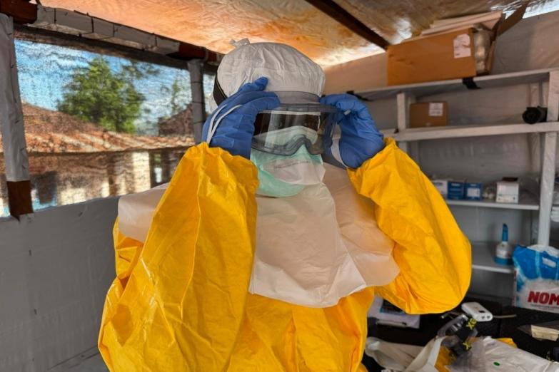 Un membre du personnel de MSF, portant un équipement de protection individuelle (EPI) complet dans la zone de réponse à Ebola en RDC